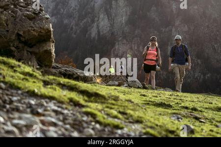 Junges Paar Wandern in Bergen Stockfoto