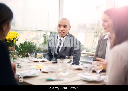 Geschäftsmann in einem Restaurant treffen Stockfoto