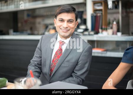 Portrait von Geschäftsmann im Restaurant Konferenz Stockfoto