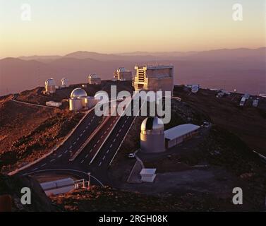 Sonnenuntergang von teleskopen am La Silla Observatorium in Chile Stockfoto