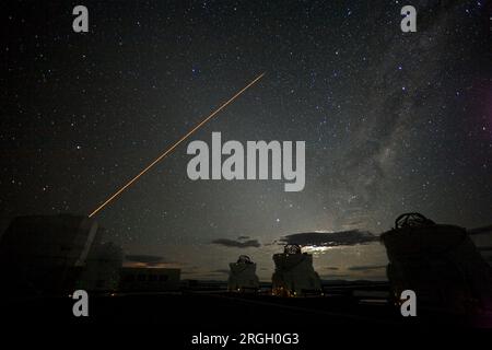 Laserstrahl von der VLT Laser Guide Star Facility auf Paranal Observatorium in Chile Stockfoto