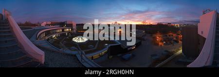 Panoramablick auf einen Campus bei Sonnenuntergang Stockfoto