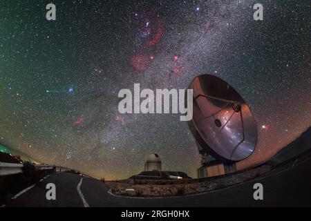 Comet Lovejoy in der Nacht Himmel über Schwedische-ESO Submillimetre Telescope Stockfoto