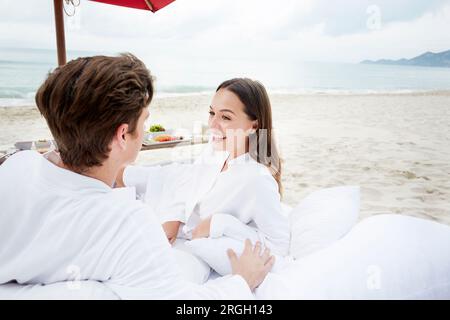 Junges Paar tragen Bademäntel im Beach in Koh Samui, Thailand Stockfoto