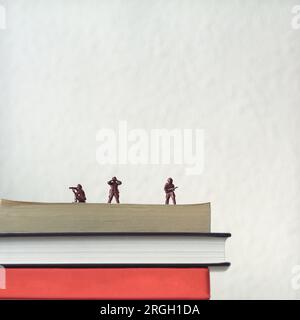 Spielzeug Soldaten auf Stapel von Büchern Stockfoto