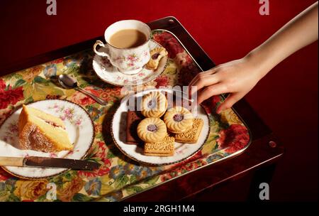 Die Hand des Kindes erreichen für Keks Stockfoto