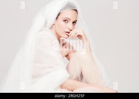 Junge Frau in schiere Blatt gewickelt Stockfoto