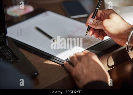 Hand der Geschäftsmann Unterzeichnung Dokument Stockfoto