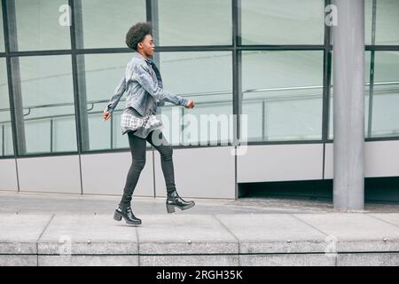 Junges Mädchen gehen auf Fußweg Stockfoto