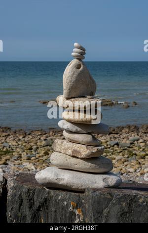 Batterie von Longues-sur-Mer. Blick auf ein Cairn am Kieselstrand Stockfoto