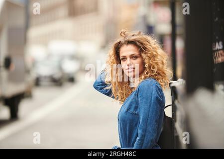 Junge Frau auf der Straße Stockfoto