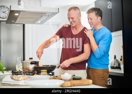 Homosexuelle Paare kochen Stockfoto