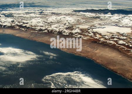 Chile. 28. März 2023. Dieses schräge Foto der chilenischen Anden in Südamerika wurde von einer externen High-Definition-Kamera (EHDC) auf der Internationalen Raumstation aufgenommen. Diese hohen Berge erreichen bis zu 22.840 Fuß über dem Meeresspiegel (Berg Aconcagua) und dienen als natürliche Grenze zwischen Chile, Argentinien und Bolivien. Die Gebirgskette der Anden verursacht einen Regenschatteneffekt, der zu minimalen Niederschlägen in der chilenischen Atacama-Region führt. Diese als Atacama-Wüste bekannte Gegend ist weithin als einer der trockensten Orte der Erde bekannt. Einige Bereiche des Atacama sind von rai berührt Stockfoto