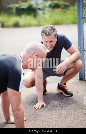 Reife Männer, die Liegestütze machen Stockfoto