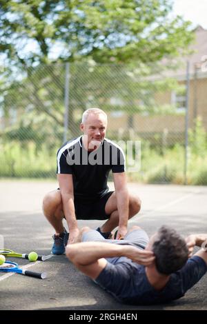 Reifer Mann, der Sit-ups macht Stockfoto