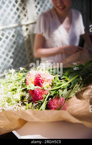 Frau mit rosa Blumen auf Papier Stockfoto