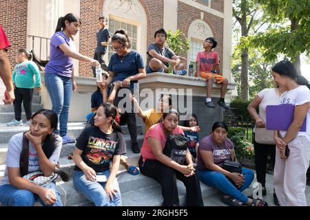 Plainfield, New Jersey, USA. 9. Aug. 2023. Die Bewohner von Plainfield, New Jersey, sprechen darüber, dass ihr Wohnhaus abgesperrt wurde und die Bewohner erhielten 48 Stunden Zeit, das Gebäude zu verlassen. Einige Bewohner haben vor wenigen Tagen August Miete bezahlt, einige sogar 4.000 Dollar. (Kreditbild: © Brian Branch Price/ZUMA Press Wire) NUR REDAKTIONELLE VERWENDUNG! Nicht für den kommerziellen GEBRAUCH! Stockfoto