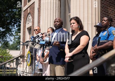 Plainfield, New Jersey, USA. 9. Aug. 2023. Die Bewohner von Plainfield, New Jersey, sprechen darüber, dass ihr Wohnhaus abgesperrt wurde und die Bewohner erhielten 48 Stunden Zeit, das Gebäude zu verlassen. Einige Bewohner haben vor wenigen Tagen August Miete bezahlt, einige sogar 4.000 Dollar. (Kreditbild: © Brian Branch Price/ZUMA Press Wire) NUR REDAKTIONELLE VERWENDUNG! Nicht für den kommerziellen GEBRAUCH! Stockfoto