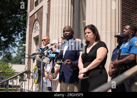 Plainfield, New Jersey, USA. 9. Aug. 2023. Die Bewohner von Plainfield, New Jersey, sprechen darüber, dass ihr Wohnhaus abgesperrt wurde und die Bewohner erhielten 48 Stunden Zeit, das Gebäude zu verlassen. Einige Bewohner haben vor wenigen Tagen August Miete bezahlt, einige sogar 4.000 Dollar. (Kreditbild: © Brian Branch Price/ZUMA Press Wire) NUR REDAKTIONELLE VERWENDUNG! Nicht für den kommerziellen GEBRAUCH! Stockfoto