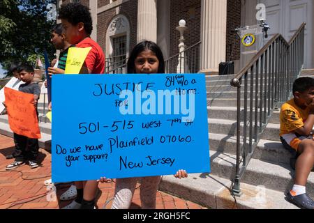 Plainfield, New Jersey, USA. 9. Aug. 2023. Die Bewohner von Plainfield, New Jersey, sprechen darüber, dass ihr Wohnhaus abgesperrt wurde und die Bewohner erhielten 48 Stunden Zeit, das Gebäude zu verlassen. Einige Bewohner haben vor wenigen Tagen August Miete bezahlt, einige sogar 4.000 Dollar. (Kreditbild: © Brian Branch Price/ZUMA Press Wire) NUR REDAKTIONELLE VERWENDUNG! Nicht für den kommerziellen GEBRAUCH! Stockfoto