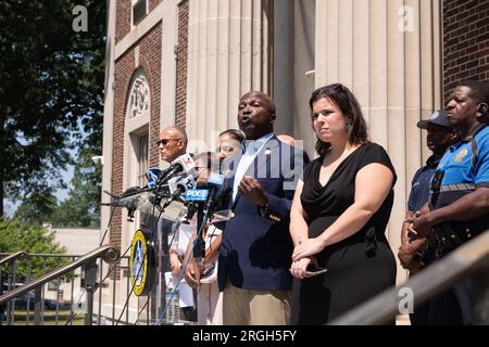 Plainfield, New Jersey, USA. 9. Aug. 2023. Die Bewohner von Plainfield, New Jersey, sprechen darüber, dass ihr Wohnhaus abgesperrt wurde und die Bewohner erhielten 48 Stunden Zeit, das Gebäude zu verlassen. Einige Bewohner haben vor wenigen Tagen August Miete bezahlt, einige sogar 4.000 Dollar. (Kreditbild: © Brian Branch Price/ZUMA Press Wire) NUR REDAKTIONELLE VERWENDUNG! Nicht für den kommerziellen GEBRAUCH! Stockfoto