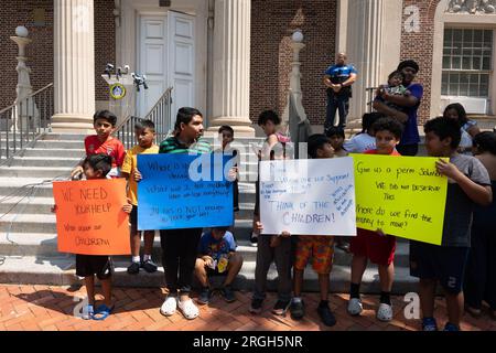 Plainfield, New Jersey, USA. 9. Aug. 2023. Die Bewohner von Plainfield, New Jersey, sprechen darüber, dass ihr Wohnhaus abgesperrt wurde und die Bewohner erhielten 48 Stunden Zeit, das Gebäude zu verlassen. Einige Bewohner haben vor wenigen Tagen August Miete bezahlt, einige sogar 4.000 Dollar. (Kreditbild: © Brian Branch Price/ZUMA Press Wire) NUR REDAKTIONELLE VERWENDUNG! Nicht für den kommerziellen GEBRAUCH! Stockfoto