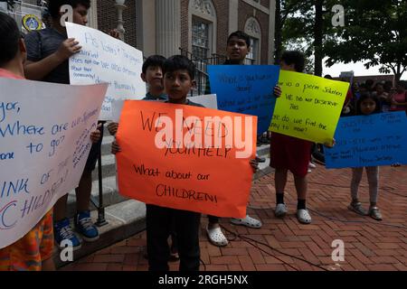 Plainfield, New Jersey, USA. 9. Aug. 2023. Die Bewohner von Plainfield, New Jersey, sprechen darüber, dass ihr Wohnhaus abgesperrt wurde und die Bewohner erhielten 48 Stunden Zeit, das Gebäude zu verlassen. Einige Bewohner haben vor wenigen Tagen August Miete bezahlt, einige sogar 4.000 Dollar. (Kreditbild: © Brian Branch Price/ZUMA Press Wire) NUR REDAKTIONELLE VERWENDUNG! Nicht für den kommerziellen GEBRAUCH! Stockfoto