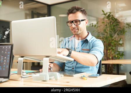Junger Mann auf laptop Stockfoto