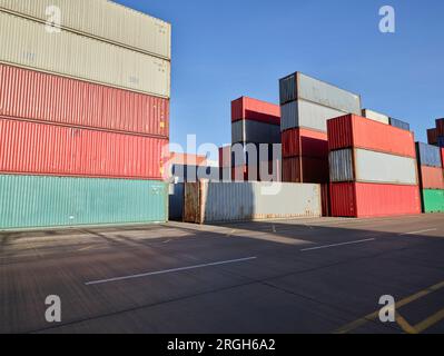 Containergebirge am Hafen von Felixstowe, England Stockfoto