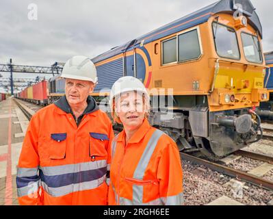 Hafenarbeiter durch cargo Train Stockfoto