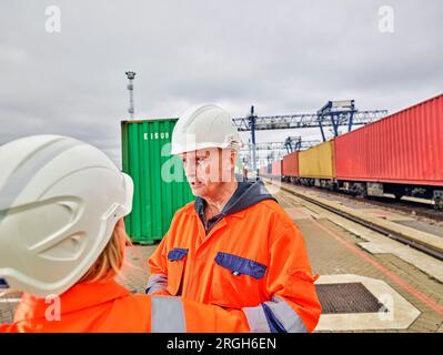 Hafenarbeiter sprechen von Cargo train Stockfoto
