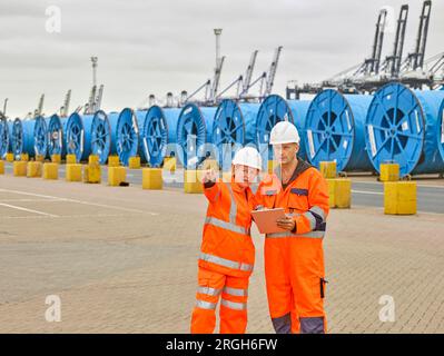 Hafenarbeiter mit digitalen Tablet am Hafen von Felixstowe, England Stockfoto