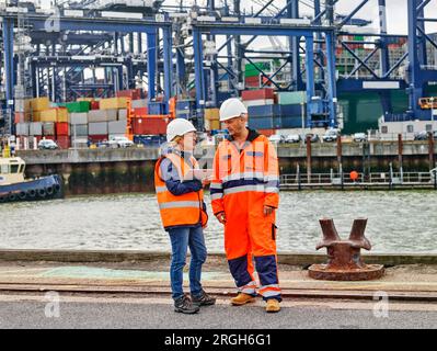 Hafenarbeiter mit digitalen Tablet am Hafen von Felixstowe, England Stockfoto