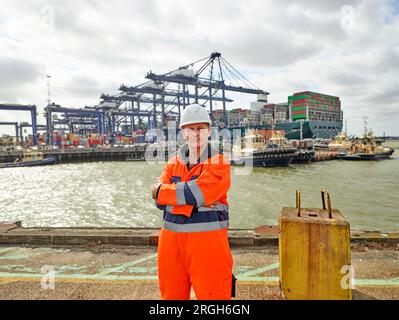 Hafenarbeiter im Hafen von Felixstowe, England Stockfoto