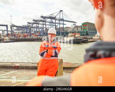 Hafenarbeiter im Hafen von Felixstowe, England Stockfoto