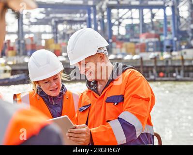 Hafenarbeiter mit digitalen Tablet am Hafen von Felixstowe, England Stockfoto