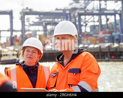 Hafenarbeiter mit digitalen Tablet am Hafen von Felixstowe, England Stockfoto