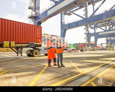 Hafenarbeiter mit Tablet-PCS am Hafen von Felixstowe, England Stockfoto
