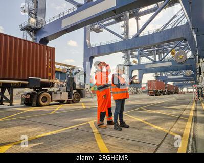 Hafenarbeiter mit Tablet-PCS am Hafen von Felixstowe, England Stockfoto