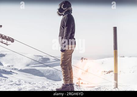 Mann in ushanka bei Ski Gebiet in Spanien Stockfoto