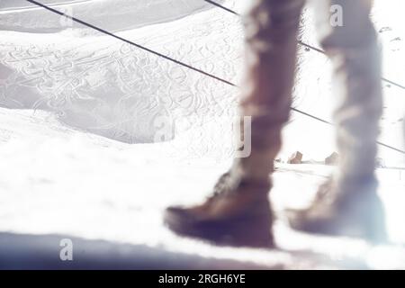 Die Beine des Menschen auf Ski Gebiet in Spanien Stockfoto