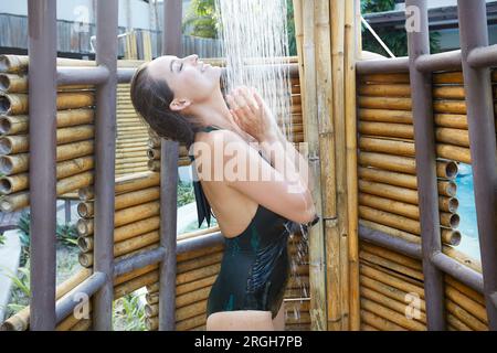 Junge Frau mit Outdoor Dusche in Ko Samui, Thailand Stockfoto