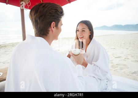 Junges Paar tragen Bademäntel im Beach in Koh Samui, Thailand Stockfoto