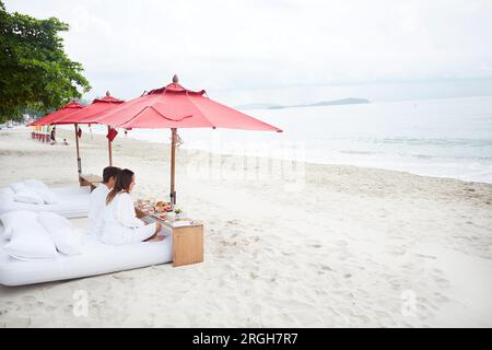 Junges Paar tragen Bademäntel im Beach in Koh Samui, Thailand Stockfoto
