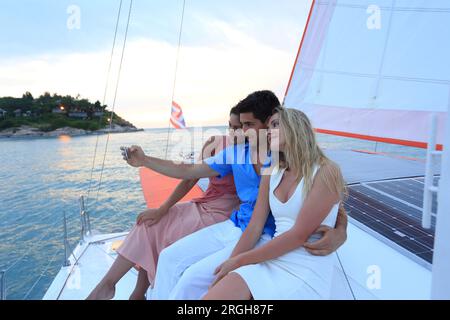 Freunde von selfie auf Yachtcharter bei Sonnenuntergang Stockfoto