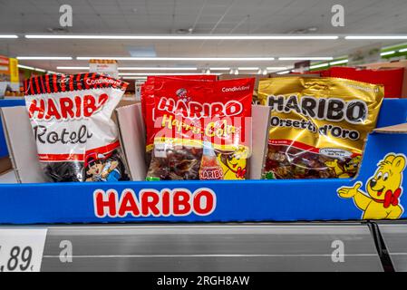 Italien - 05. August 2023: Beutel mit HARIBO-Süßigkeiten auf dem Regal in einem italienischen Supermarkt. Tex: orsetti oro (Teddybären). Gummibonbons Stockfoto