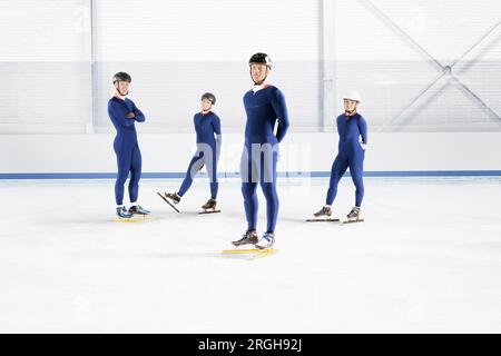 Ein Team von speedskater in blauen Uniformen im Eisstadion Stockfoto