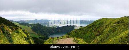 Panoramablick auf die Twin Lakes von Sete Cidades vom Aussichtspunkt Boca do Inferno auf der Insel Sao Miguel, Azoren, Portugal Stockfoto