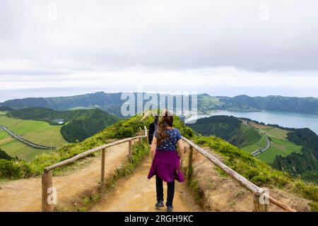 Landschaftsblick auf die zwei Seen von Sete Cidades vom Aussichtspunkt Boca do Inferno auf der Insel Sao Miguel, Azoren, Portugal Stockfoto