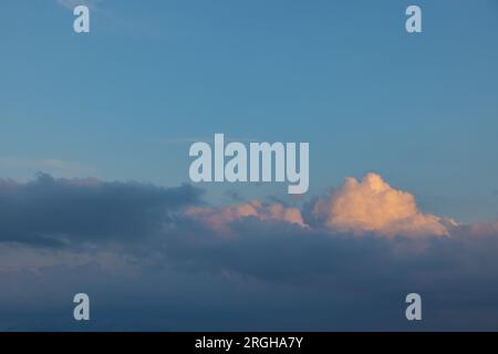 Banner für Titelfoto einer Website oder eines Profils. Bild von bunten Wolken am Himmel während eines Sonnenuntergangs. Stockfoto